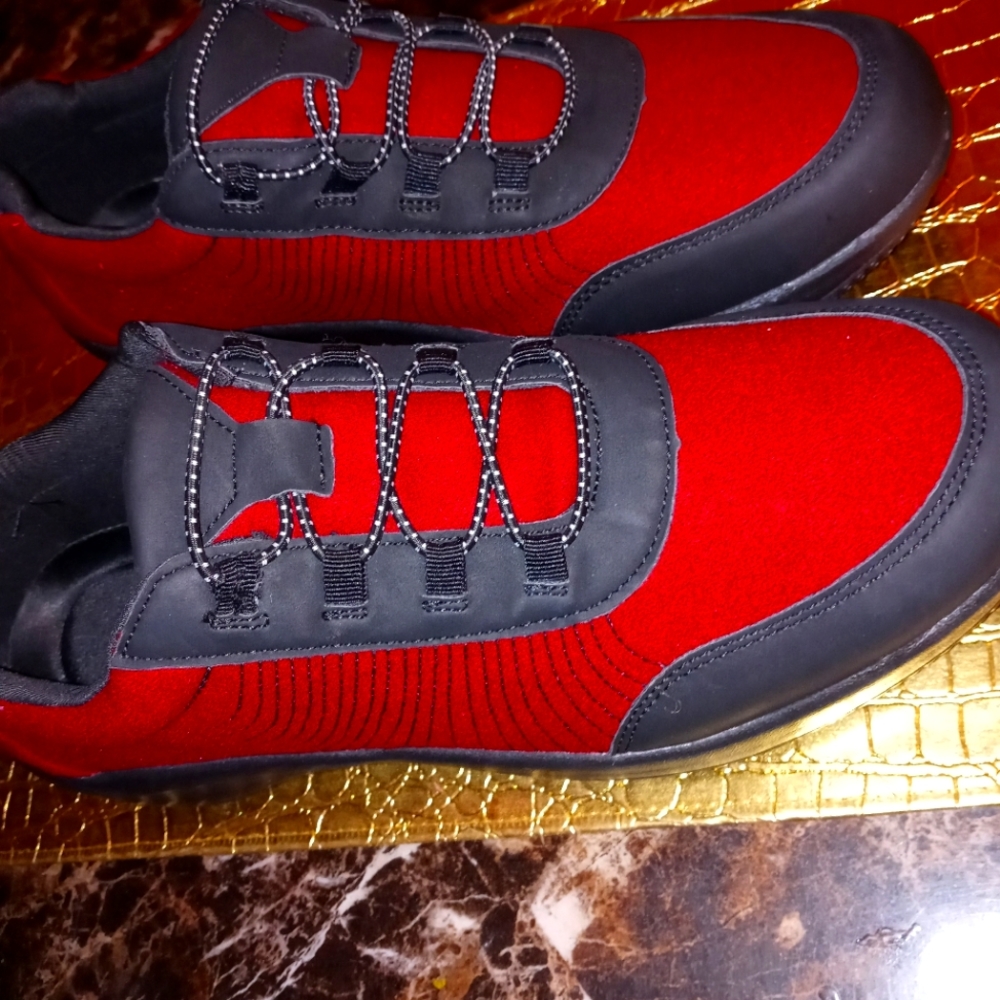 FASHION SNEAKER.BRAND NEW WINE COLOR.COMFORTABL INSOLE FIRM AND FOAM.MESSAGE ME.